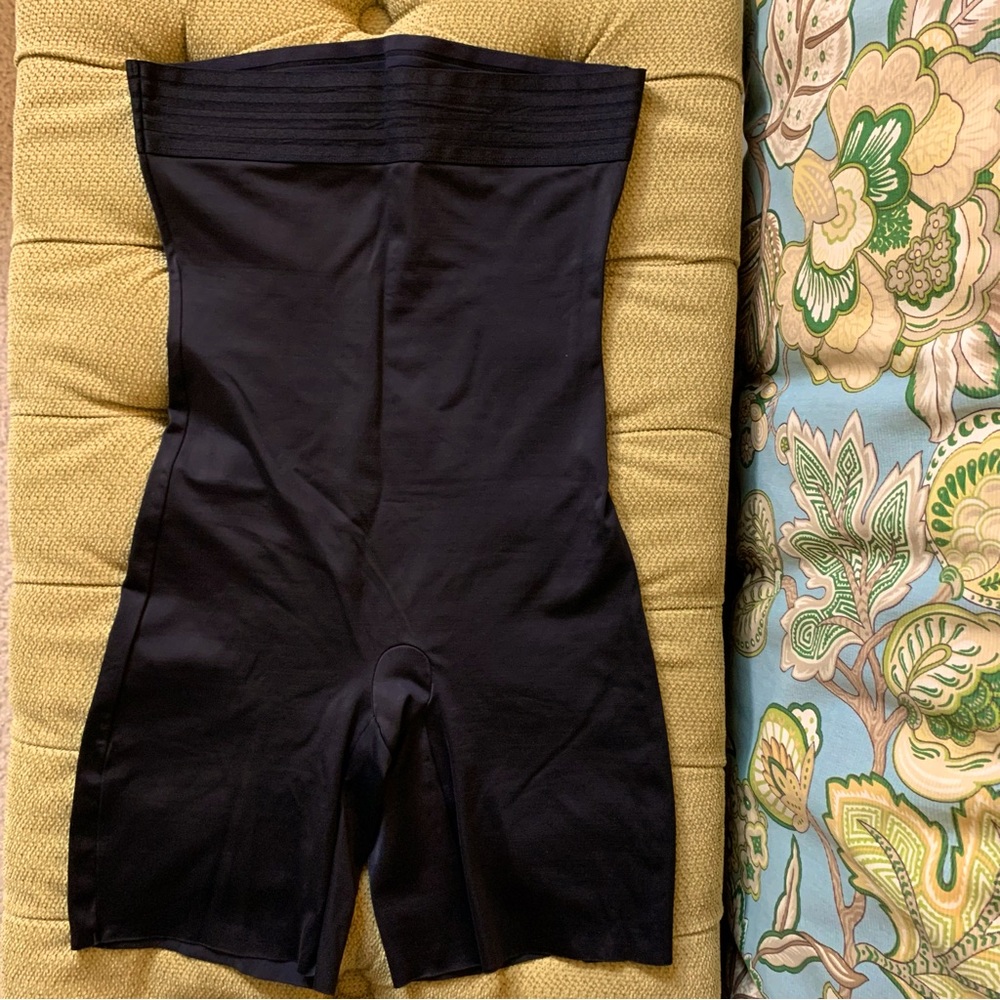 Luv Your Assets Shaper by Sara Blakey Spanx. Black. Size L. Excellent condition.